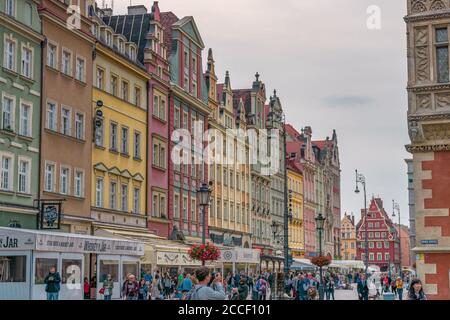 Bunte Häuser entlang des großen Marktplatzes (Rynek) in der Altstadt von Breslau im Jahr 2017, Schlesien, Polen Stockfoto