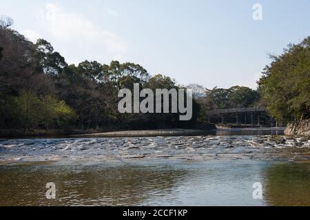 Mie, Japan - Isuzu Fluss in der Nähe des Inneren Schreines des Ise Grand Schrein in Ise, Mie, Japan. Stockfoto