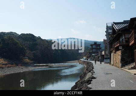 Mie, Japan - Isuzu Fluss in der Nähe des Inneren Schreines des Ise Grand Schrein in Ise, Mie, Japan. Stockfoto