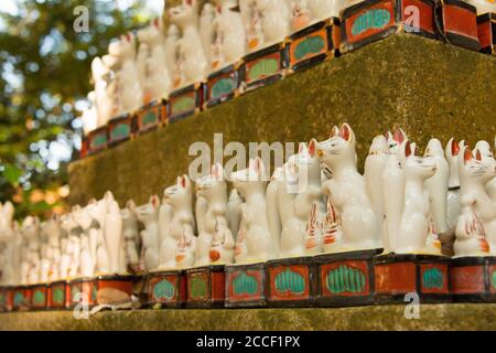 Mie, Japan - Fuchsstatue am Akone Yashiro Schrein in Ise, Mie, Japan. Der Schrein war eine Geschichte von über 1000 Jahren. Stockfoto