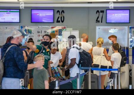 (200821) -- DUBROVNIK (KROATIEN), 21. August 2020 (Xinhua) -- Passagiere warten am 21. August 2020 auf den Check-in am Flughafen Dubrovnik in Dubrovnik, Kroatien. Kroatien, Österreich und Trinidad und Tobago wurden in die Quarantäneliste Großbritanniens aufgenommen, um die Ausbreitung des Coronavirus im Land einzudämmen, teilte ein hochrangiger britischer Beamter am Donnerstag mit. (Grgo Jelavic/Pixsell über Xinhua) Stockfoto