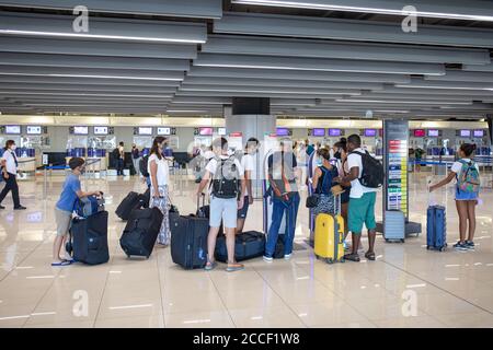 (200821) -- DUBROVNIK (KROATIEN), 21. August 2020 (Xinhua) -- Passagiere bereiten sich auf den Check-in am Flughafen Dubrovnik in Dubrovnik, Kroatien, am 21. August 2020 vor. Kroatien, Österreich und Trinidad und Tobago wurden in die Quarantäneliste Großbritanniens aufgenommen, um die Ausbreitung des Coronavirus im Land einzudämmen, teilte ein hochrangiger britischer Beamter am Donnerstag mit. (Grgo Jelavic/Pixsell über Xinhua) Stockfoto
