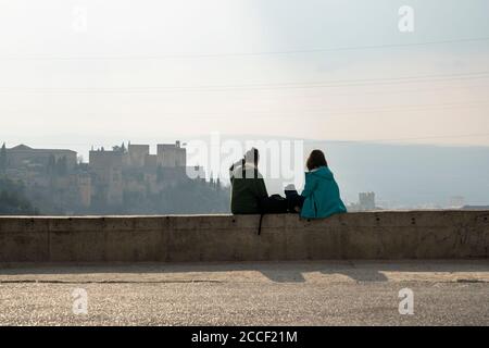 Spanien, Granada, Sacromonte, Altstadt, Abadia del Sacromonte, Kloster, Aussichtspunkt, Alhambra Blick, zwei Frauen von hinten Stockfoto