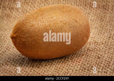 Einzelne Kiwi-Früchte Auf Sacktuch Stockfoto