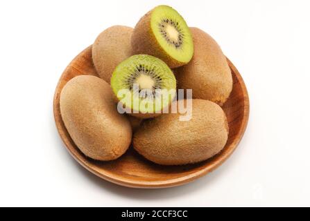 In Scheiben geschnittene Kiwis auf weißem Hintergrund Stockfoto