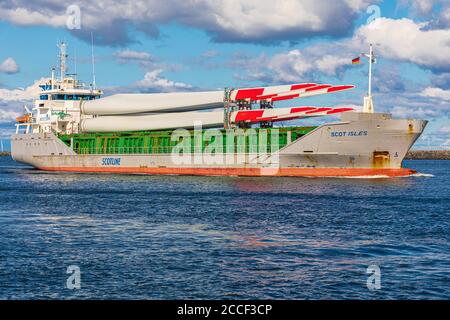 Ein Stückgutfrachter aus Scotline an der Ostsse, Warnemünde mit Rotorblättern beladen Stockfoto