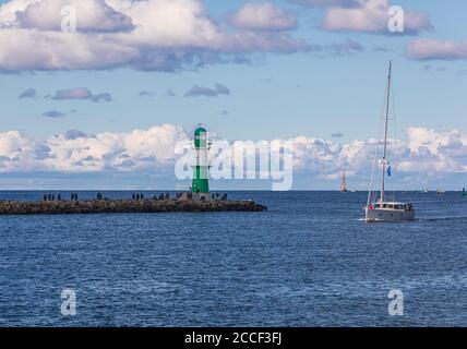 Leuchtturm an der Westmole in Warnemünde Stockfoto