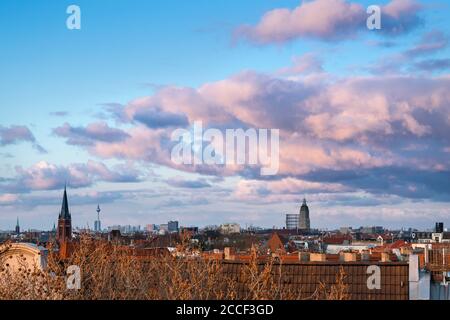 Berlin, Fernsicht nach Osten, Fernsehturm, Abendwolken Stockfoto