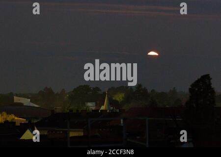 Monduntergang mit goldenem Griff, Berlin, Blick nach Westen, Morgendämmerung Stockfoto