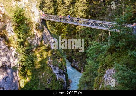 Brücke über Leutschklamm, Geisterklamm, Tirol, Österreich, Grenzgebiet Mittenwald, Oberbayern, Bayern, Deutschland Stockfoto