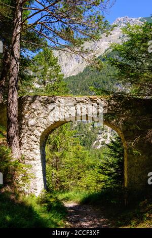 Tor in der Verteidigungsmauer der Porta Claudia, bei Scharnitz, Tirol, Österreich Stockfoto