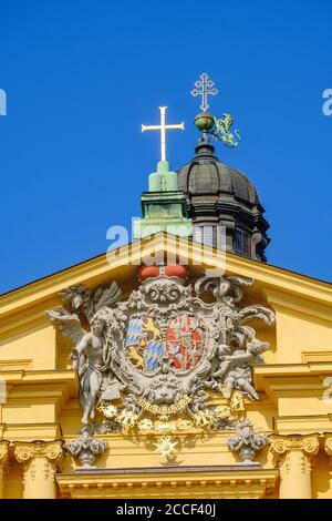 Allianzwappen im Giebel, Theatinerkirche, Altstadt, München, Oberbayern, Bayern, Deutschland Stockfoto