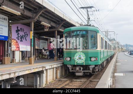 Enoden Typ 1000 an der Kamakura kokomae Station in Kamakura, Kanagawa, Japan. Der Bahnhof wird von Enoshima Electric Railway betrieben. Stockfoto