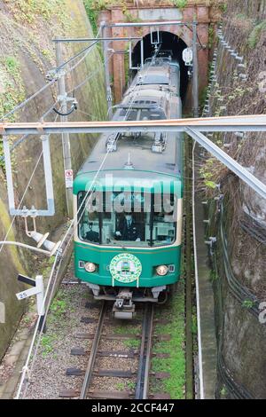 Enoden Typ 1000 am Gokurakuji Tunnel in Kamakura, Kanagawa, Japan. Die Enoshima Electric Railway (Enoden) ist eine private Eisenbahn in Japan. Stockfoto