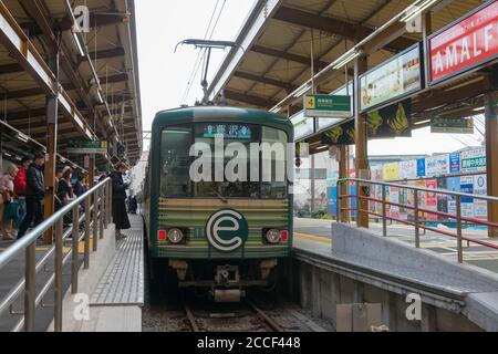 Enoden Typ 1000 an der Kamakura Station in Kamakura, Kanagawa, Japan. Der Bahnhof wird von JR East und Enoshima Electric Railway betrieben. Stockfoto