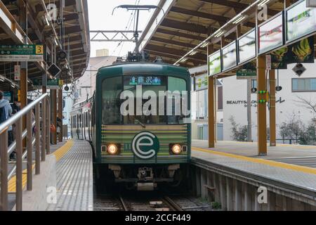 Enoden Typ 1000 an der Kamakura Station in Kamakura, Kanagawa, Japan. Der Bahnhof wird von JR East und Enoshima Electric Railway betrieben. Stockfoto