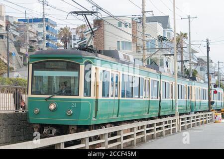 Enoden Type 20 Ansicht von der Nähe der Kamakura kokomae Station in Kamakura, Kanagawa, Japan. Der Bahnhof wird von Enoshima Electric Railway betrieben. Stockfoto