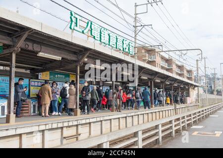 Kanagawa, Japan - Kamakura kokomae Station in Kamakura, Kanagawa, Japan. Der Bahnhof wird von Enoshima Electric Railway betrieben. Stockfoto