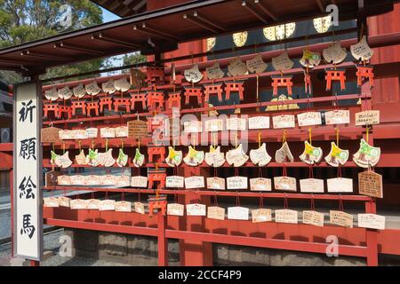 Kanagawa, Japan - traditionelle hölzerne Gebetstafel (Ema) am Tsurugaoka Hachimangu-Schrein in Kamakura, Kanagawa, Japan. Stockfoto