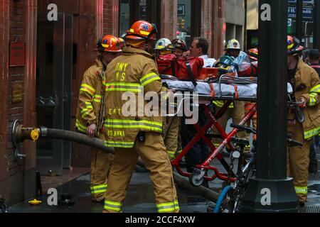 Die Feuerlöschfirma arbeitet daran, das Gebäude in NYC zu löschen. Stockfoto