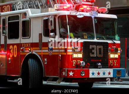 Die Feuerlöschfirma arbeitet daran, das Gebäude in NYC zu löschen. Stockfoto