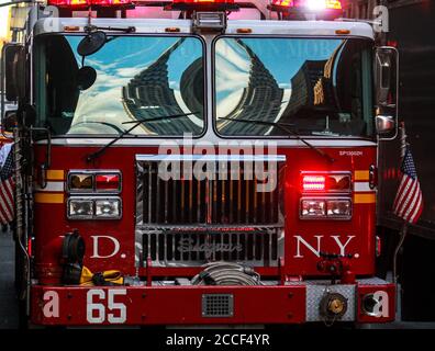 Die Feuerlöschfirma arbeitet daran, das Gebäude in NYC zu löschen. Stockfoto