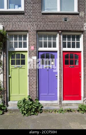 Drei verschiedene farbige Haustüren in Groningen, Niederlande Stockfoto