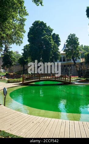 Gulhane Park (Rosehouse Park), ein historischer Stadtpark im Stadtteil Eminonu von Istanbul, mit Brunnen mit erstaunlichen grünen Wasser, Istanbul. Stockfoto