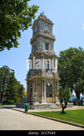 Der Uhrturm Dolmabahce (Dolmabahçe Saat Kulesi) mit Besiktas Istanbul Altstadt in der Nähe von Bosporus, Istanbul, Türkei Stockfoto