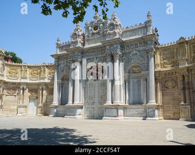 Der Blick auf das Sultanstor (Saltanat Kapısı) des Dolmabahce Palastes. Istanbul. Türkei Stockfoto