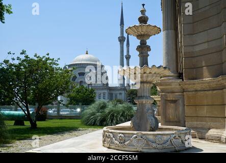 Die Dolmabahсe Moschee (Bezmialem Valide Sultan Moschee), am Ufer des Bosporus, vom Park in der Nähe des Dolmabahce Palastes aus gesehen. Istanbul. Türke Stockfoto