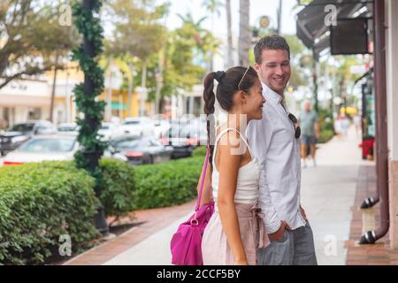 Stadtpaar glücklich in der Liebe junger Mann und Frau auf der Straße einkaufen Blick auf Geschäfte miteinander reden, Neapel, Florida, USA Reise Urlaub Stockfoto