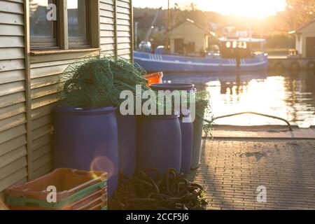 Netze und Fischkisten im Hafen von Freest, Mecklenburg-Vorpommern, Deutschland Stockfoto