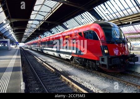 Fernzug Eisenbahn der Österreichischen Bundesbahnen und der Tschechischen Bahnen, Zürich, Schweiz Stockfoto