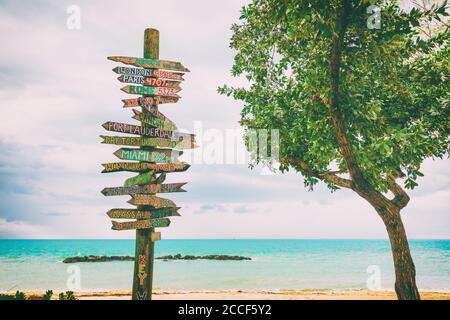 Key West beliebte Touristenattraktion am Florida Zachary Strand, hölzerne Wegweiser, die Entfernungen zu berühmten Orten signalisieren, die die Welt bereisen Stockfoto