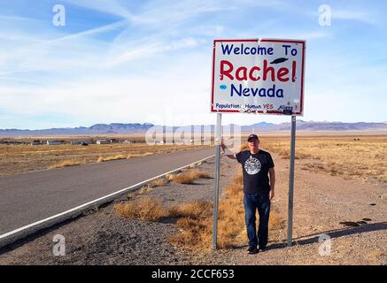 Ein Tourist steht vor dem berühmten Rachel Nevada Schild, Rachel Nevada USA Stockfoto
