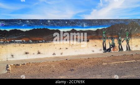 Alien und UFO Wandbild bei ET Fresh Jerky Store, Hiko Nevada USA Stockfoto