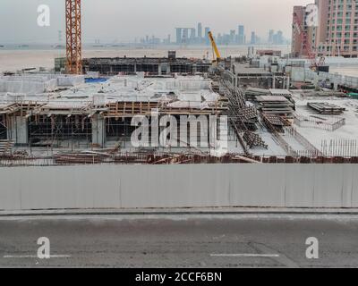 Blick auf eine Baustelle mit modernen Werkzeugen und Kränen - neue Baustelle Stockfoto