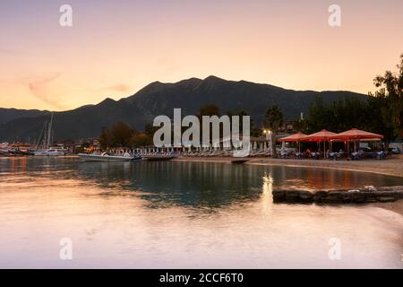 Strand im Dorf Nydri auf Lefkada Insel in Griechenland. Stockfoto