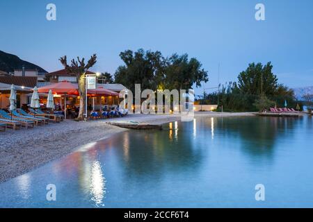 Strand im Dorf Nydri auf Lefkada Insel in Griechenland. Stockfoto