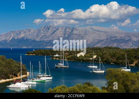 Segelboote in einem der zahlreichen kleinen Buchten der Insel Meganisi, Griechenland. Stockfoto