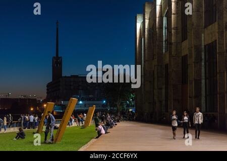 Sankt Petersburg, Russland - 18. August 2020: Eine Menschenmenge hängt an der Küste von Sevkabel Port in der Nacht. Stockfoto