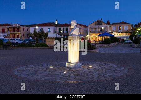 Denkmal auf dem Hauptplatz von Vathy Dorf in die Insel Ithaka, Griechenland. Stockfoto