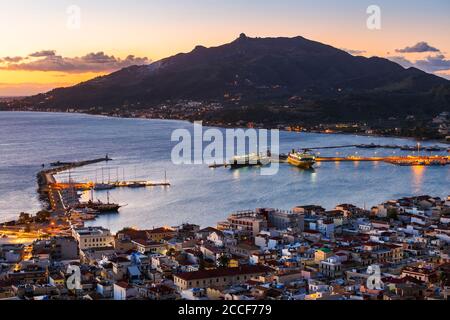 Hafen von Zakynthos Stadt wie von bochali Sicht gesehen, Griechenland. Stockfoto