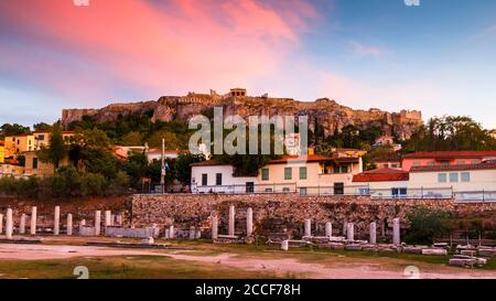 Akropolis und Überreste der römischen Agora in der Altstadt von Athen. Stockfoto