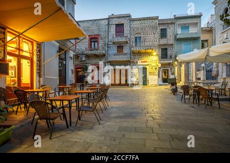 Cafés auf dem Hauptplatz des Dorfes Pyrgi auf der Insel Chios. Stockfoto