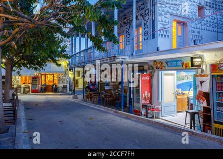 Geschäfte auf dem Hauptplatz des Dorfes Pyrgi auf der Insel Chios, Griechenland. Stockfoto