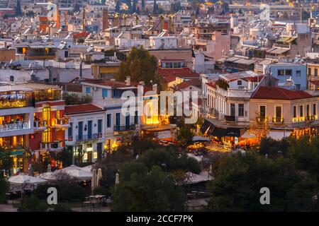 Blick auf das Viertel Thissio in Athen vom Areopagus-Hügel bei Sonnenuntergang. Stockfoto