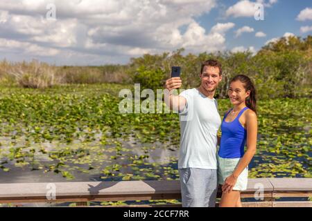 Florida Reise Touristen paar machen Selfie-Foto an Everglades National park Wandern in Feuchtgebieten Anhinga Trail Gehweg Boardwalk Sommer Tourismus Stockfoto