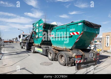 Grüne Müllcontainer für den Bau von Schutt auf einem Sattelauflieger, Bremen Deutschland, Europa Stockfoto